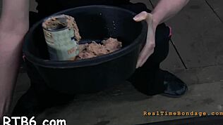 Vad ostorozás a meghajolt csajon a femdom versenyben durva kötözéssel