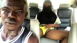 아마추어 Emris53, Harveyxbush, Itxprincess가 롤러코스터 타면서 그녀가 면도한 보지 자위하고 젖 만짐