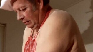 Chatte chaude percée par un gros vieux, jeune fille 18+ le suce fort, prend ça en sodomie rough.