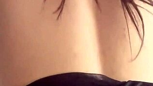 Batendo punheta no quarto da amiga enquanto ela toma banho com bunda grande e peitos falsos