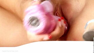 Βλέπω την Sandy Toyer να κάνει muff diving και να γαμάει την πούτσα της σε καυτή λεσβιακή σκηνή