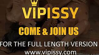 Močící lesbické se divoce vrhají do jejich párycí kaluže, sakra! 😜