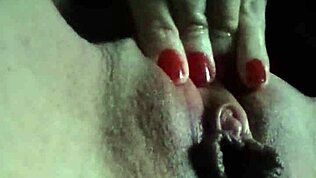 Mačkám si klitoris citlivou kundou pořádno ošukanou