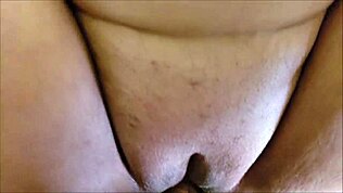 Scarlett chytí pasynka, cucá mu a dostane obličejový výstřik