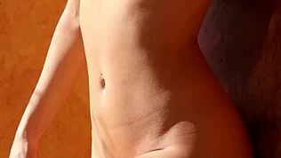 Aku tengok Gia Ramey telanjang bawah matahari Mexico, tetek semula jadi dan memek botak penuh paparan