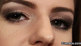 Секси кукла приема струи сперма по лицето и гълта всяка капка в екстремна групова минетка