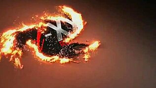 Σεξι ώριμη Ρεντ ΧΧΧ απολαμβάνει το μεγάλο μαύρο ντιλντό της