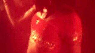 בחורה הודית ארוטית רוקדת בטן עירומה ומגרה את עצמה