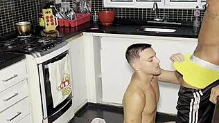 Nuori saa ison mustan kyrvän kahvia keittäessä