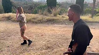 מיס Alessandra כל כך חרמנית שהיא מזדיינת עם Jesus Reyes באור יום בשדה פתוח!