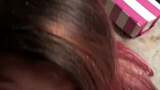 BBW s obřím přirozenýma koza dává focák v garáži, velký prsa poskakujou při sání.