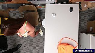 Davina Davis ujeta v trgovini in pojebana od policista v pisarni