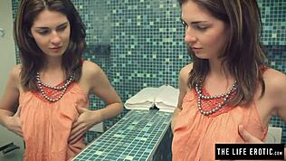 哎，我在镜子前看自己，手指玩弄性感黑发小妞，太热了！