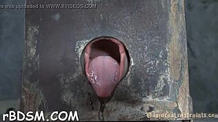 Klamret sød pige får en krog i sit område med legetøj