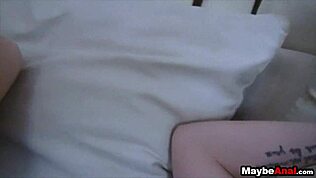 Hej, glej kako Indigo Augustine dobi tatuirano rit jebano na javnem pobiranju