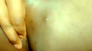 J'adore être une sissy crossdresseuse, en cage et jouant en lingerie