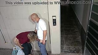 Professor seduz aluno atrás da escola em encontro selvagem com fantasia! Uau!