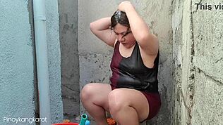 สาวฟิลิปปินส์อาบน้ำนอกบ้าน กลายเป็นโมเมนต์ร้อนแรง