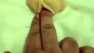 משחקים עם כוס מלאכותית לבד בשביל כיף