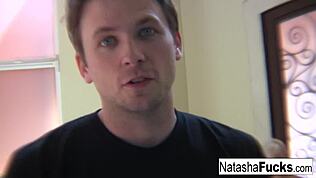 Natasha Nice se masturbează solo singură