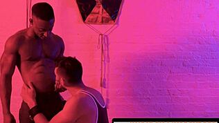 Irklararası tutku ateşleniyor, siyah yakışıklı beyaz götü ele geçiriyor