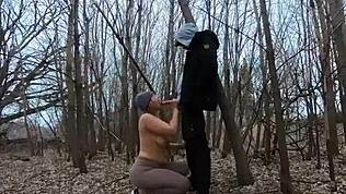 debela punca gre na gole prsi in sesa kurac v parku s fantom