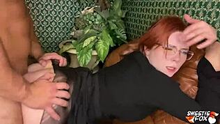 Professeure excitée suce la bite d'élève, se fait baiser en levrette brutale, et sperme sur lunettes