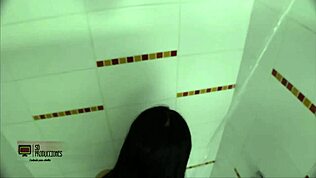 كيف نكت أختي بالتبني بقوة لدرجة إنها رشت زبي بسائلها؟