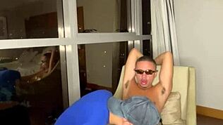 Я в шоке, глядя, как огромный член разрывает тугую попку твинка