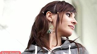 哥们，快看Jeny Smith在公共场合秀白色连裤袜！