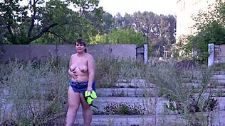 Pernah nampak MILF berlekuk tu tanggal baju luar rumah dengan punggung jalan besar?