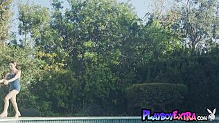 熱いレズチャーリー・サマーとジャズリン・レイがプールで追いかけっこエロプレイ