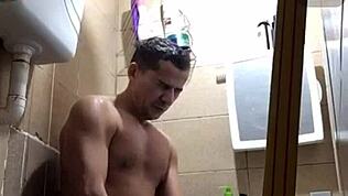 Cavolo, sono così fissato con i cazzi grossi... ugh, aiuto!