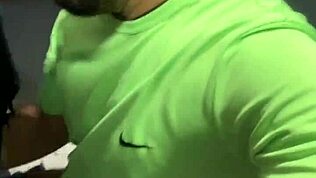 Ο καλοπροικισμένος τύπος κάνει πίπα στο μπάνιο, σχεδόν πιάνεται με στενά ρούχα