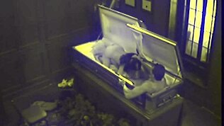 このカップルが棺桶でハードコア激ハメキャッチ！