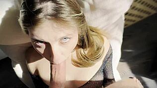 Sexy blondýnka hottie saje obrovský čurák v divoké hentai akci s ruskou amatérkou pro obličejový výstřik