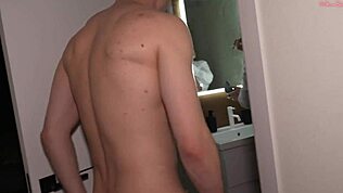 Een jongen neukt een schattig meisje's strakke kont hard terwijl hij zijn enorme lul in haar hete stiefmoeders mond propt.