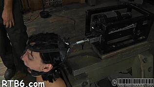 그 흥분 토끼가 자지 빨며 타이트 보지 유혹당하는 거 봤어? 다리 벌려 거칠게 박힘!