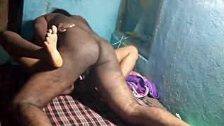 Indische junge 18+ Ehefrau lässt sich hart durchficken mit tiefem Oral, wow!