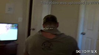 האם אי פעם הרגשת זין עבה שטורף את הדלת האחורית הצרה שלך ככה?