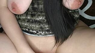 Milfka si hraje domácí vakuum na velký kozy