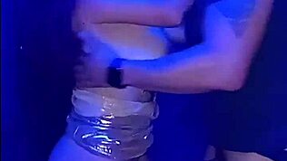 Horna na žurci, tip me jebao u muškom WC-u, skoro uhvaćeni.