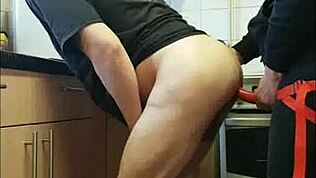 Biseksualny gej pozwala ci ściągnąć spodnie i pieprzyć jego dupę w garażu, cholera!