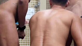 Azione anale bollente si svolge nel bagno del terminal degli autobus