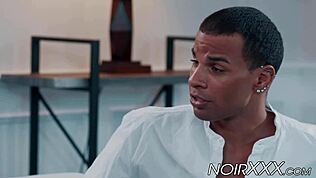 אני מרגישה את הזין הענק של האיש העסקים הגבוה נמתח לי בתחת הצר עמוק כל כך