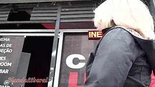 T’as déjà vu un gangbang au ciné avec du sperme partout ?