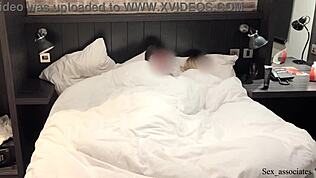 Hei, sängyn jakaminen työkaverin kanssa johti villiin yllättävään seksiin