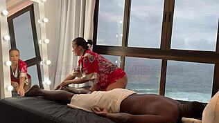 Masoză asiatică pricepută Lina Nakamura masează negru cu pulă mare care o creampie în pizda latină afară