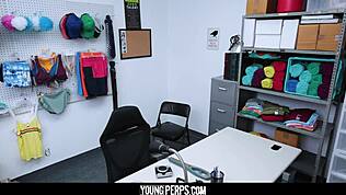 Охранник торгового центра жёстко трахает накачанного парня