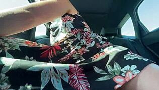 Nesten tatt mens jeg er så kåt, onanerer i bilen under en vill offentlig kjøretur